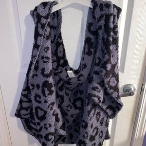 Time and Tru Black and Gray Patterned Poncho